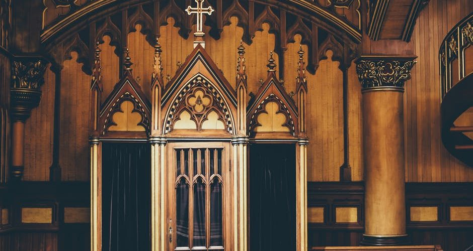 spowiedź święta w konfesjonale