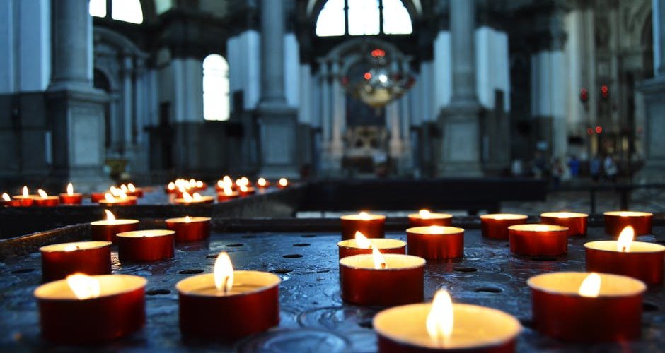 lampiony zapalone w kościele